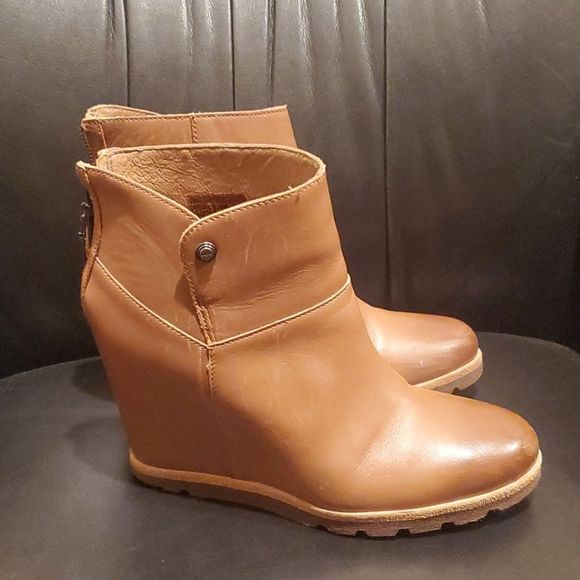 SOLD!! UGG Amal Leather Wedge Boots - Size 7 - Picture 1 of 11